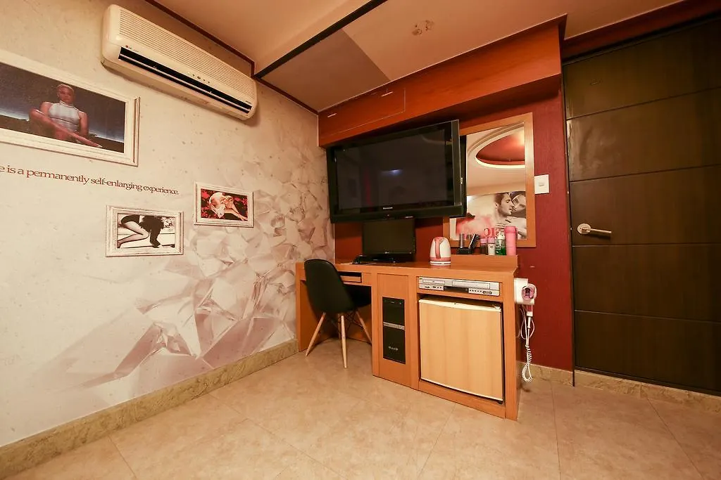 Amor Hotel Seul 2*,